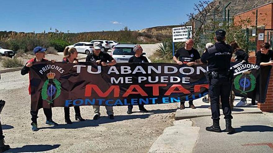 Imagen de la protesta de ayer de los miembros de «Tu abandono me puede matar».