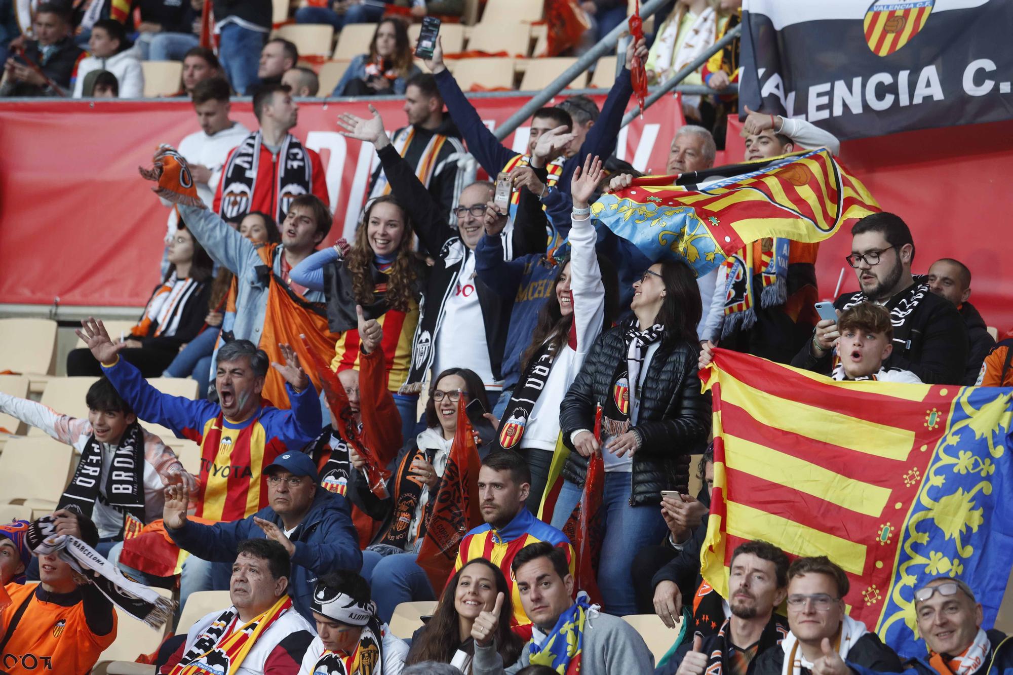 La afición valencianista llena de color el estadio de la Cartuja