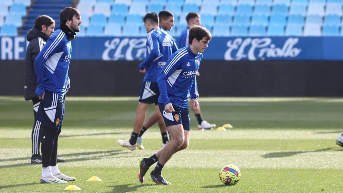 Francho Serrano inicia una carrera en el entrenamiento del Zaragoza de este viernes.