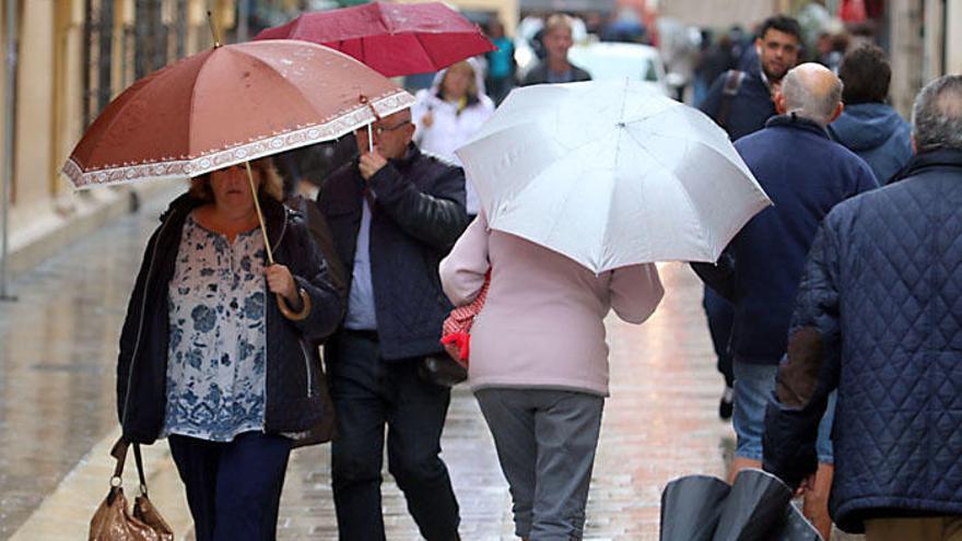 Martes de paraguas en Málaga capital.