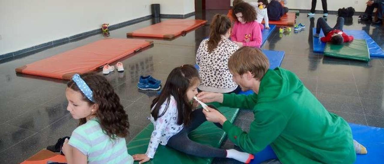 Los niños pudieron participar en una clase de pilates, entre otras alternativas de ocio. // Rafa Vázquez