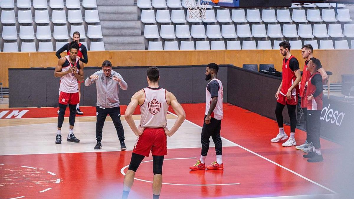 Fotis Katsikaris donant instruccions als seus nous jugadors