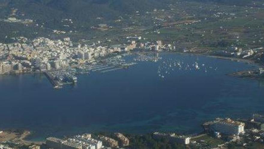 Vista general de la bahía de Sant Antoni.