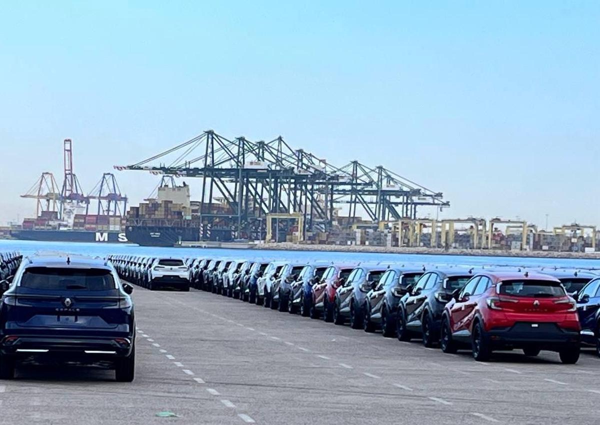 Coches en el puerto de València prestos para su exportación