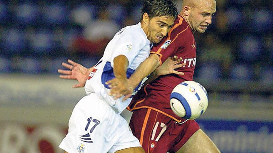 Sebastián Méndez pugna con Raúl, del Tenerife, en la última visita del Celta al Heliodoro en Copa