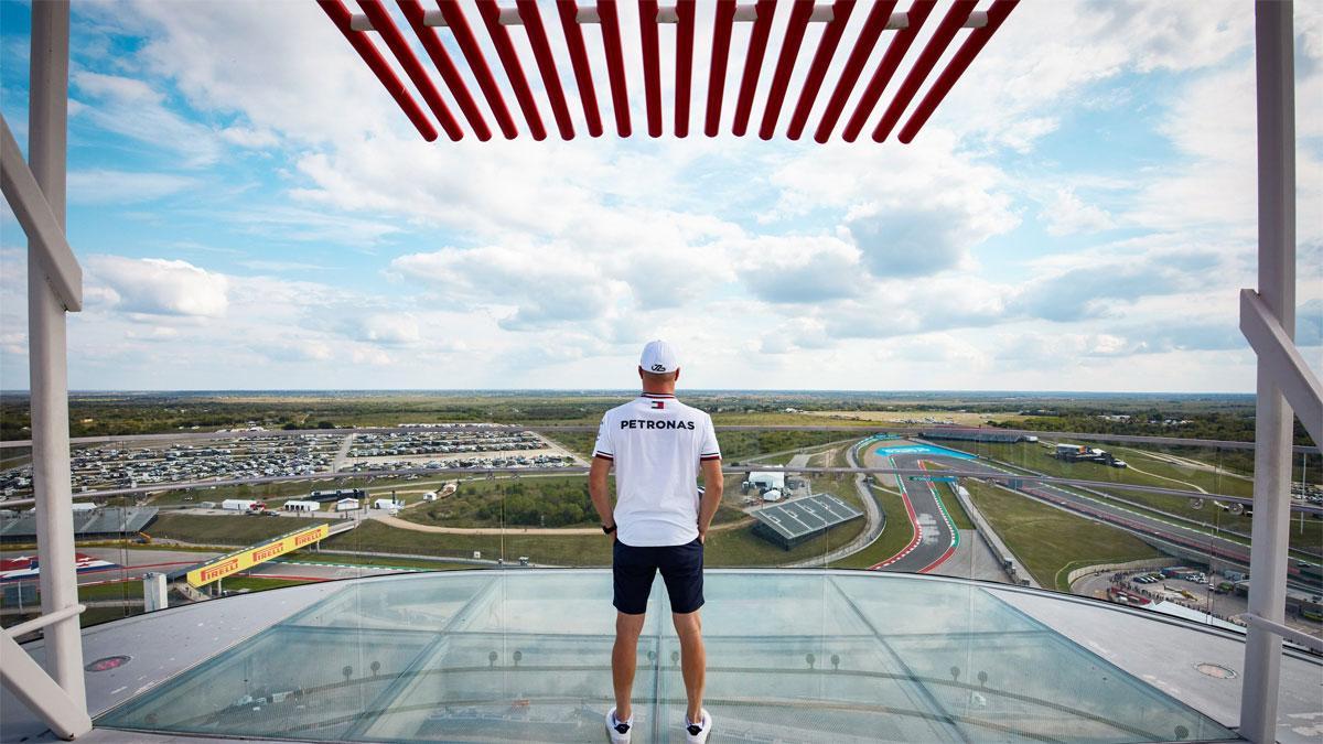 Bottas, en lo alto de la torre del Circuito de las Américas de Austin