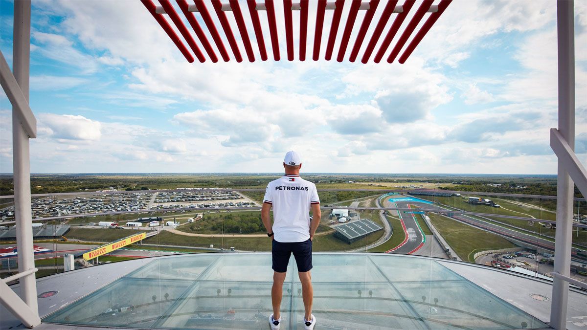 Bottas, en lo alto de la torre del Circuito de las Américas de Austin