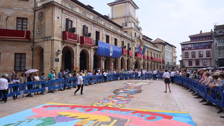 Oviedo cumple con la tradición de Corpus: misa en la Catedral, alfombras florales y fresas en Trascorrales