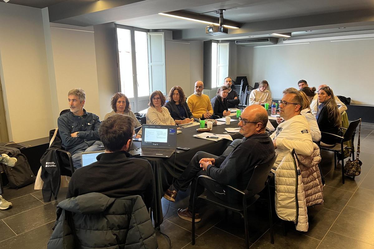 Diversos representants municipals, amb el director del Parc Natural de l'Alt Pirineu, Marc Garriga, en la primera reunió del projecte europeu Pyrfer +, que vol valorar el patrimoni del ferro i la forja artesana als dos vessants del Pirineu.