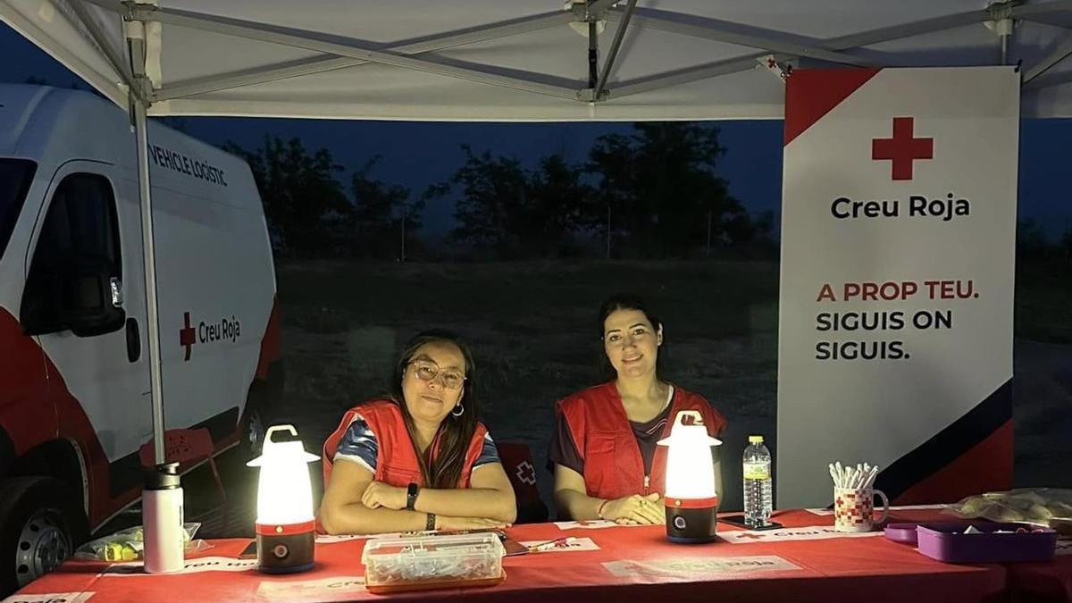 Espai de Creu Roja al bages on es fan les inscripcions de la caminada amb dues voluntàries