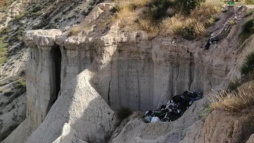 Los vertidos se acumulan en el paraje de Los Baños de Mula.