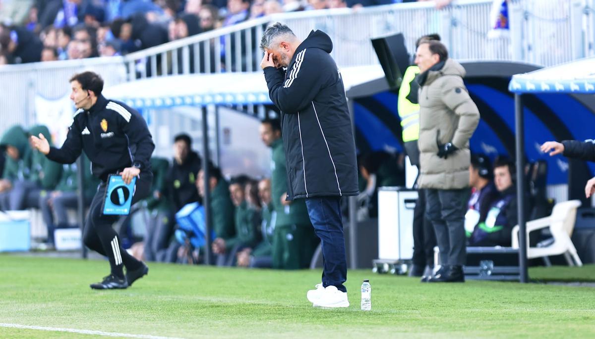 David Navarro se lamenta tras una ocasión del Real Zaragoza ante el Racing de Santander.