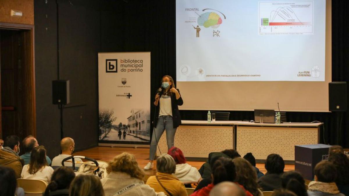 Conferencia de María Couso en el centro cultural de Porriño.   | // A.G.