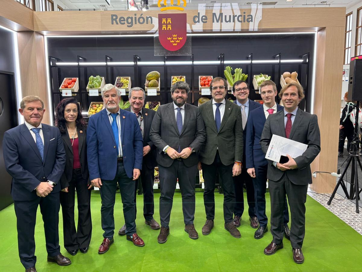 Representantes del Puerto de Cartagena junto a Fernando López Miras en Fruit Logistica.
