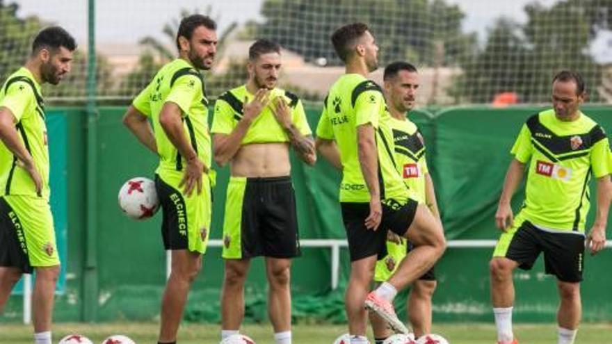 Entrenamiento de ayer por la mañana en el campo anexo al Martínez Valero.