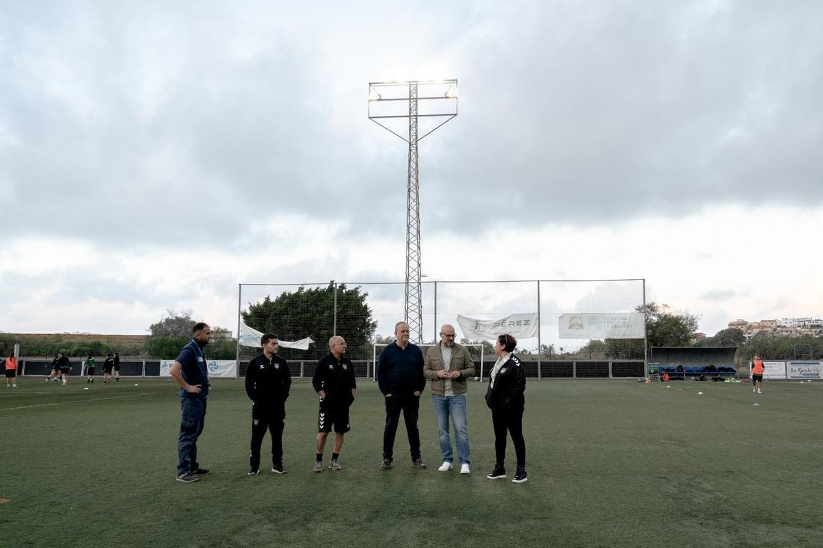 Visita del consejero de Deportes del Cabildo de Gran Canaria, Arindany Romero, al campo de fútbol de Piletas.