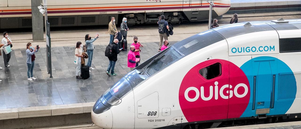 Un tren de Ouigo en la estación de Zaragoza, parte de la línea entre Madrid y Barcelona.