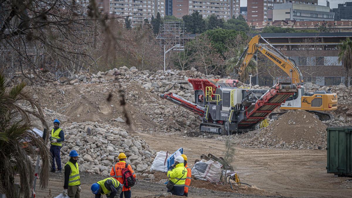 El terreno donde se acopian escombros del Camp Nou para reciclarlos y reaprovecharlos en la reconstrucción, en Barcelona.