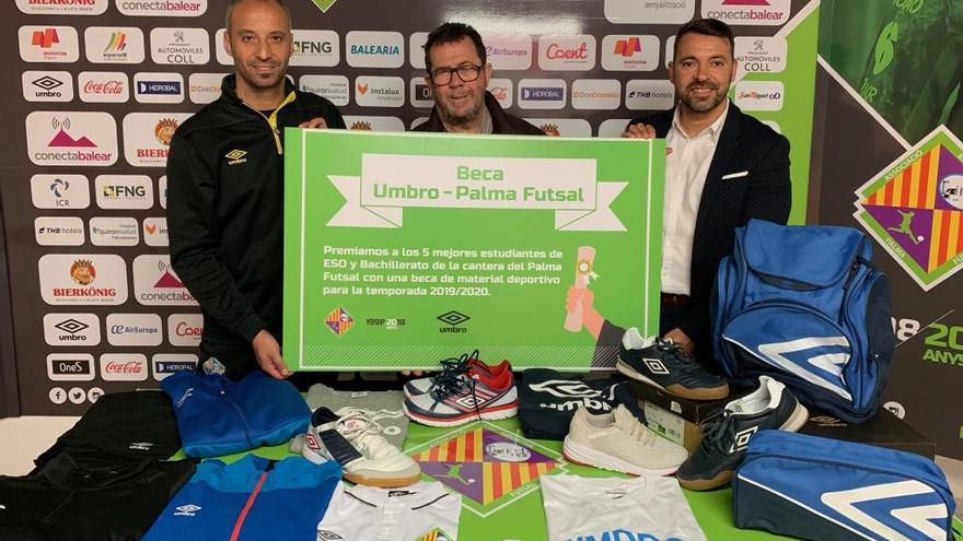 Antonio Vadillo, Miquel Jaume y JosÃ© Tirado, con la beca &#039;Umbro-Palma Futsal&#039;.