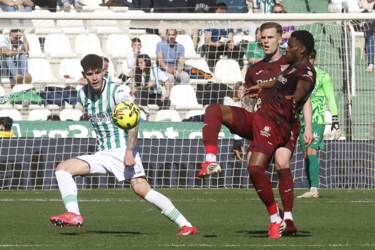 Álvaro Trilli protege el esférico ante la presión de Diawara en El Arcángel.