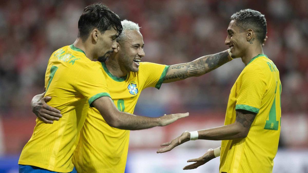 Raphinha con Neymar Jr. y Paquetá en el último partido de Brasil