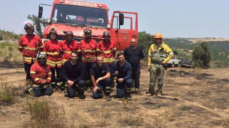 Bomberos portugueses con personal de la Junta.