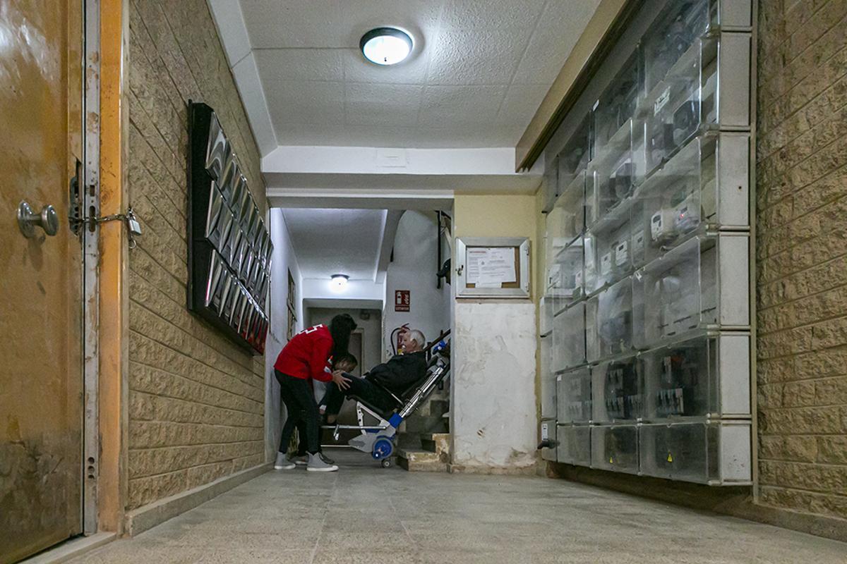José Luis baja por primera vez al patio de su edificio desde la dana.