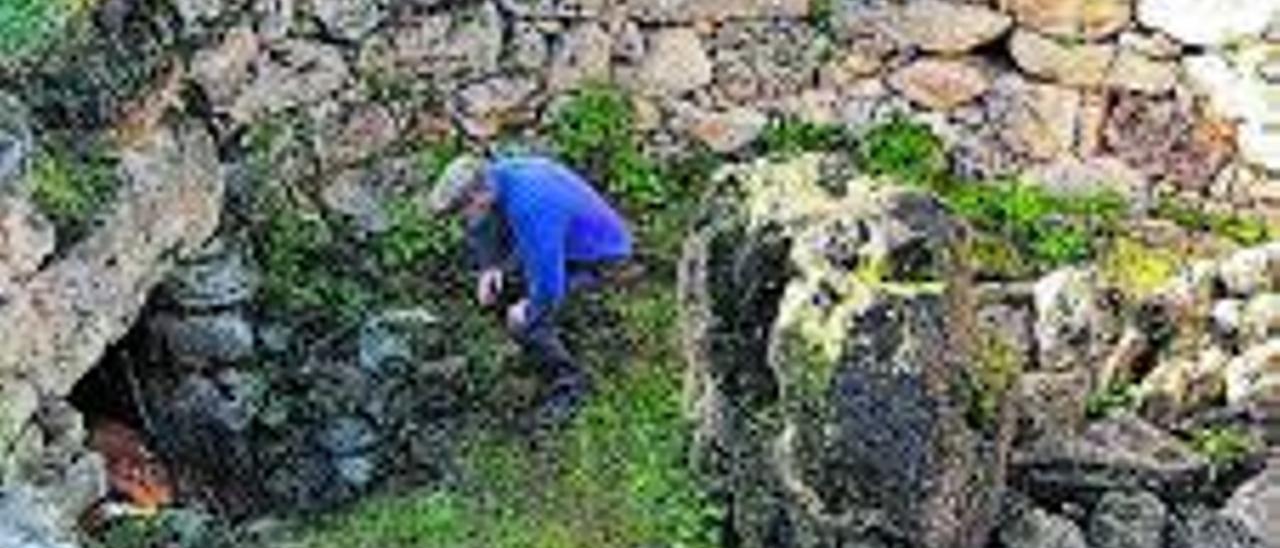 Miquel Jaume a l’entrada del Talaiot 1.   | PEDRA FOGUERA