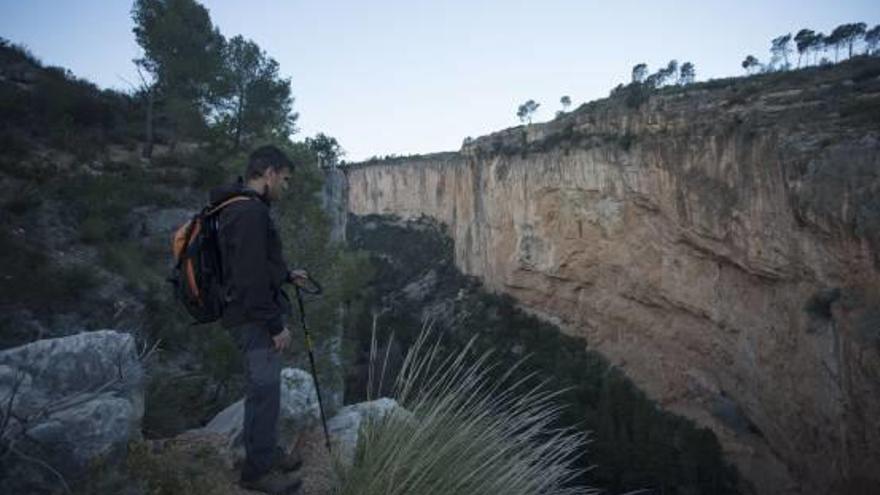 Chulilla, en la imagen, presenta una variada oferta de rutas senderistas y casas rurales.