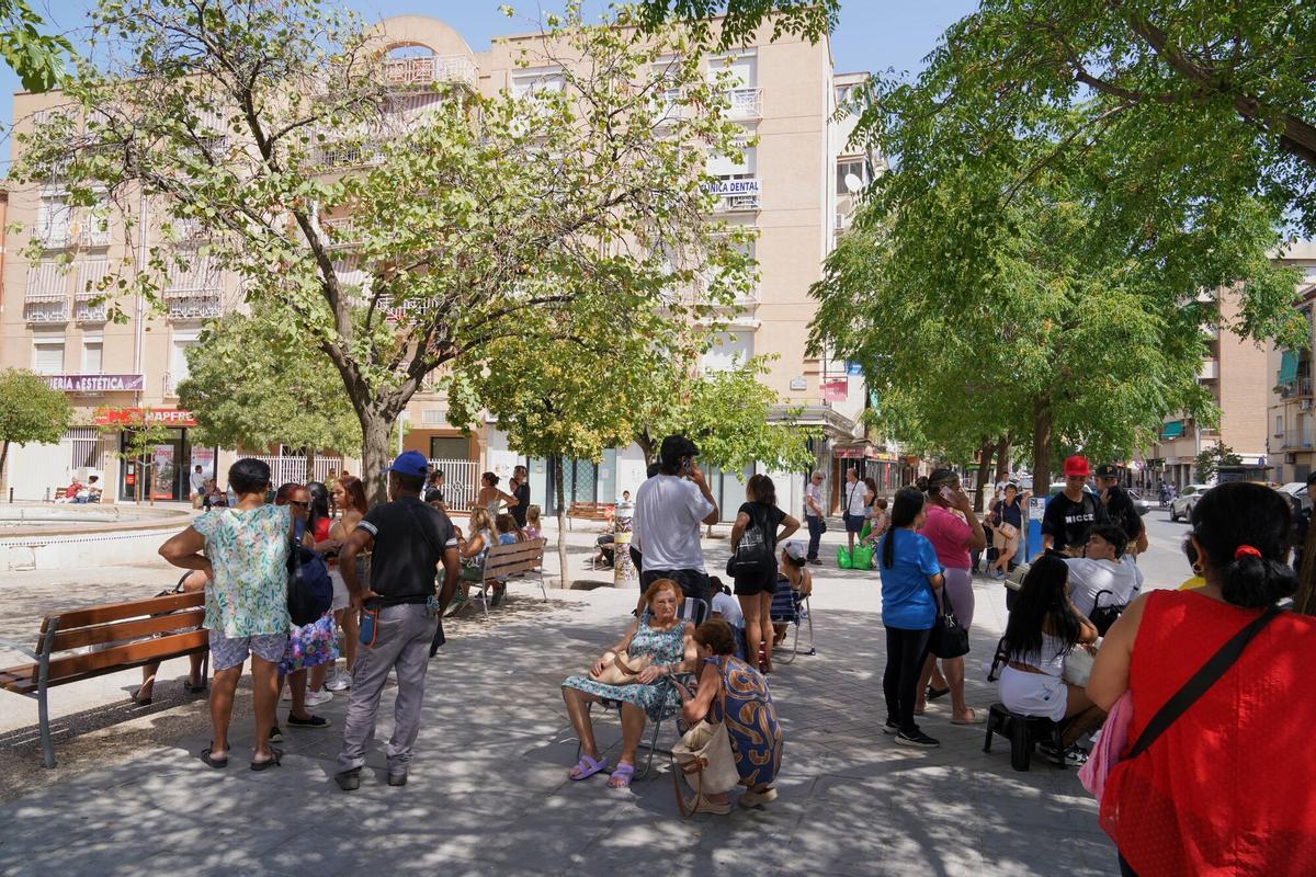 18/08/2026 Los granadinos en la calle por miedo a nuevos terremotos. A 18 de agosto de 2026 en Granada, Andalucía (España). Un nuevo y fuerte terremoto ha vuelto sacudir este martes Granada y su área metropolitana a las 10,37 horas y ha sido ampliamente sentido por la población. La medición revisada realiazada por el Instituto Geográfico Nacional (IGN), apunta a un terremoto superficial, de magnitud de 4,7 y epicentro en Gójar, en el que sería el segundo terremoto más intenso desde el comienzo del episodio sísmico el pasado viernes 14. SOCIEDAD Arsenio Zurita - Europa Press