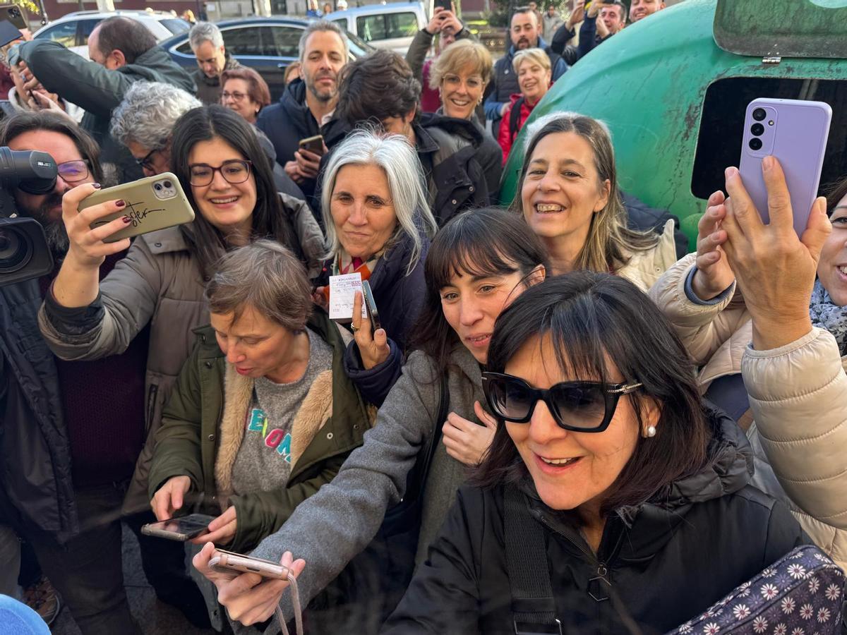 Los curiosos, a la puerta de la administración agraciada.