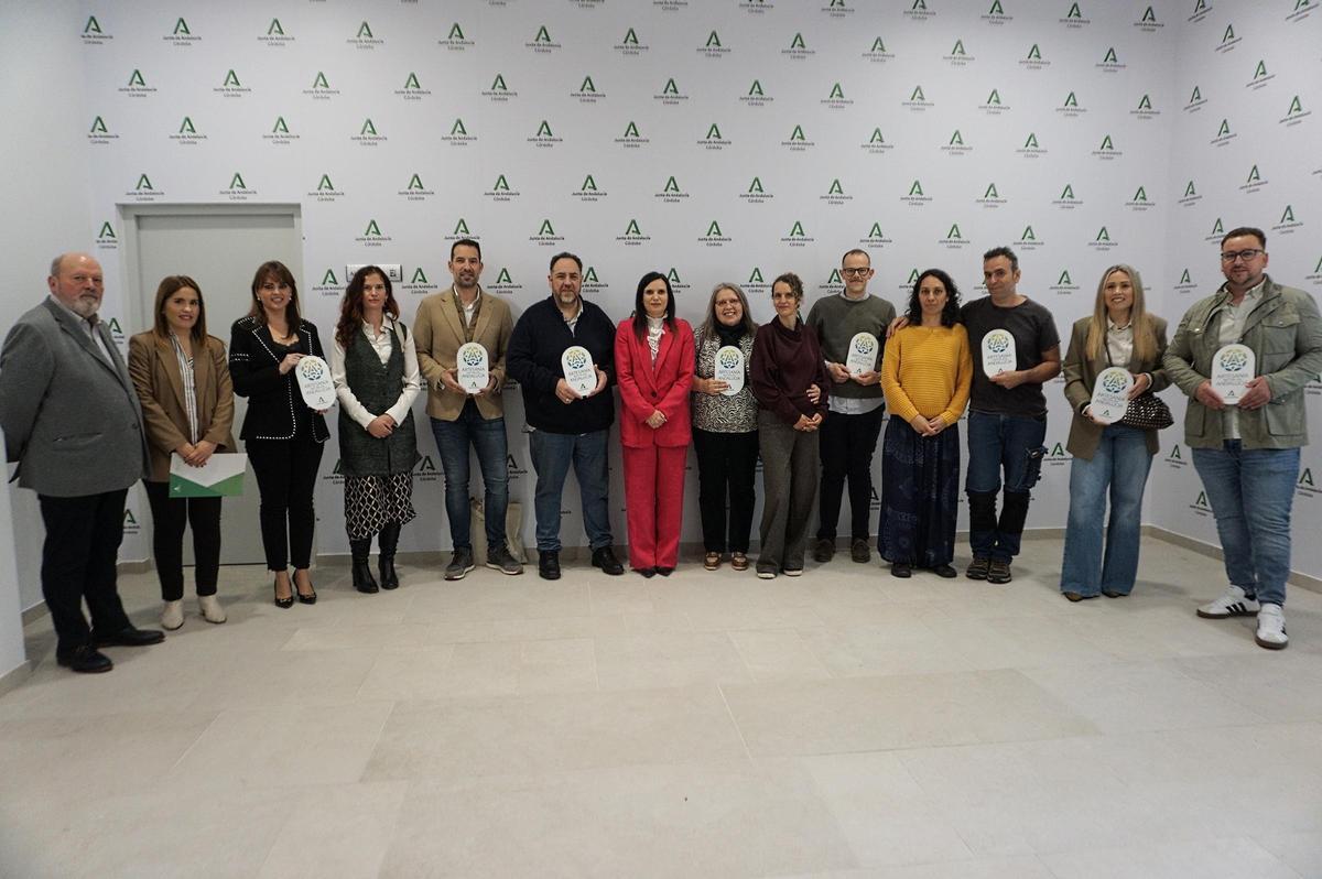 La delegada de la Junta con los artesanos al finalizar la celebración del acto para conmemorar los Días Europeos de la Artesanía.