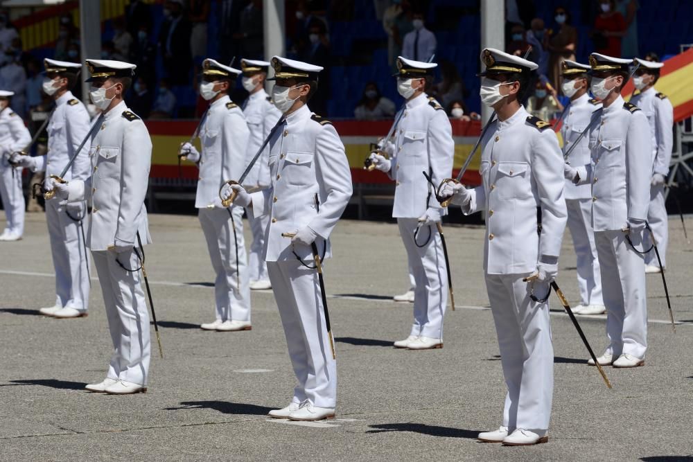 La Escuela Naval de Marín saluda a 112 nuevos oficiales de la Armada