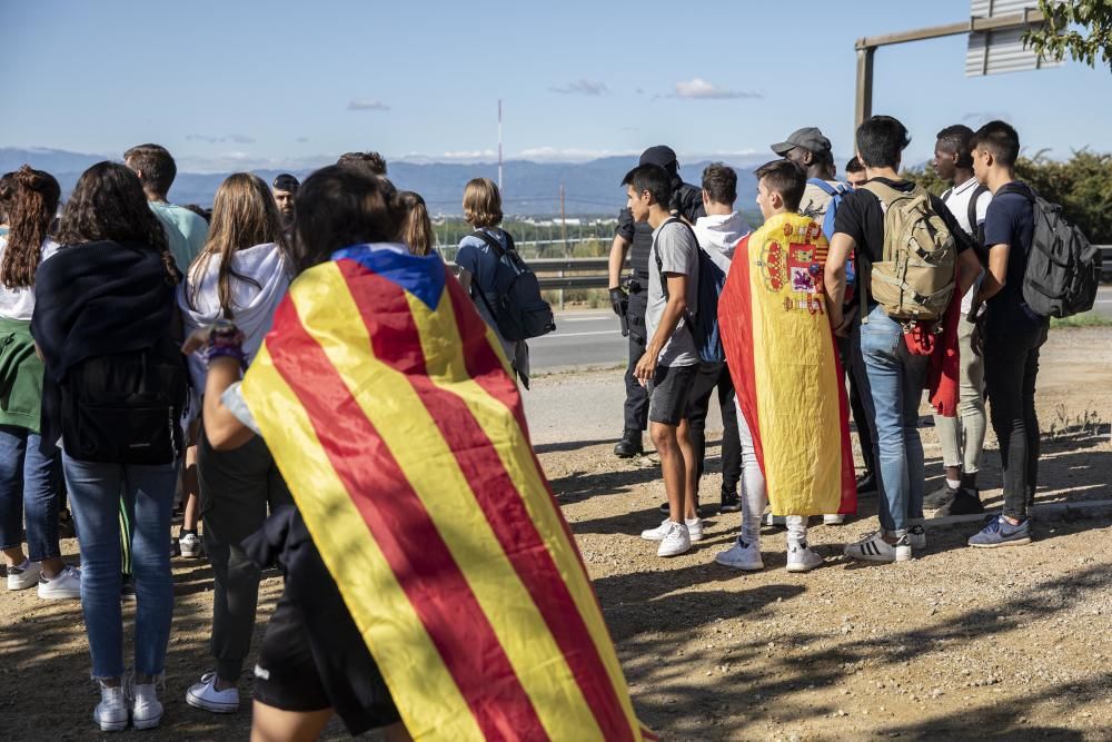 Els Mossos carreguen per dispersar les persones que tallaven la C-65 a Cassà