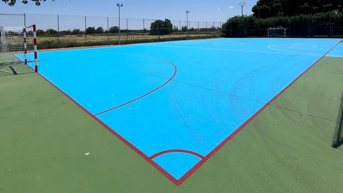 El consistorio ha acondicionado la pista de fútbol sala situada en el recinto de las piscinas.