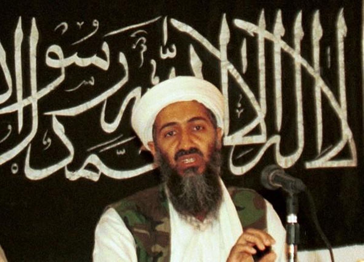 Ussama bin Laden, durant una conferència de premsa a Khost, Afganistan. La imatge va sortir a la llum el 19 de març del 2004.