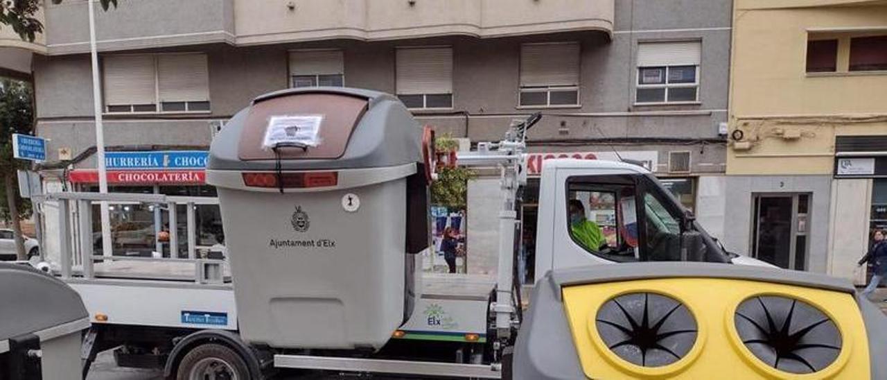 Un camión de la empresa de limpieza, con un contenedor marrón en el barrio de El Pla