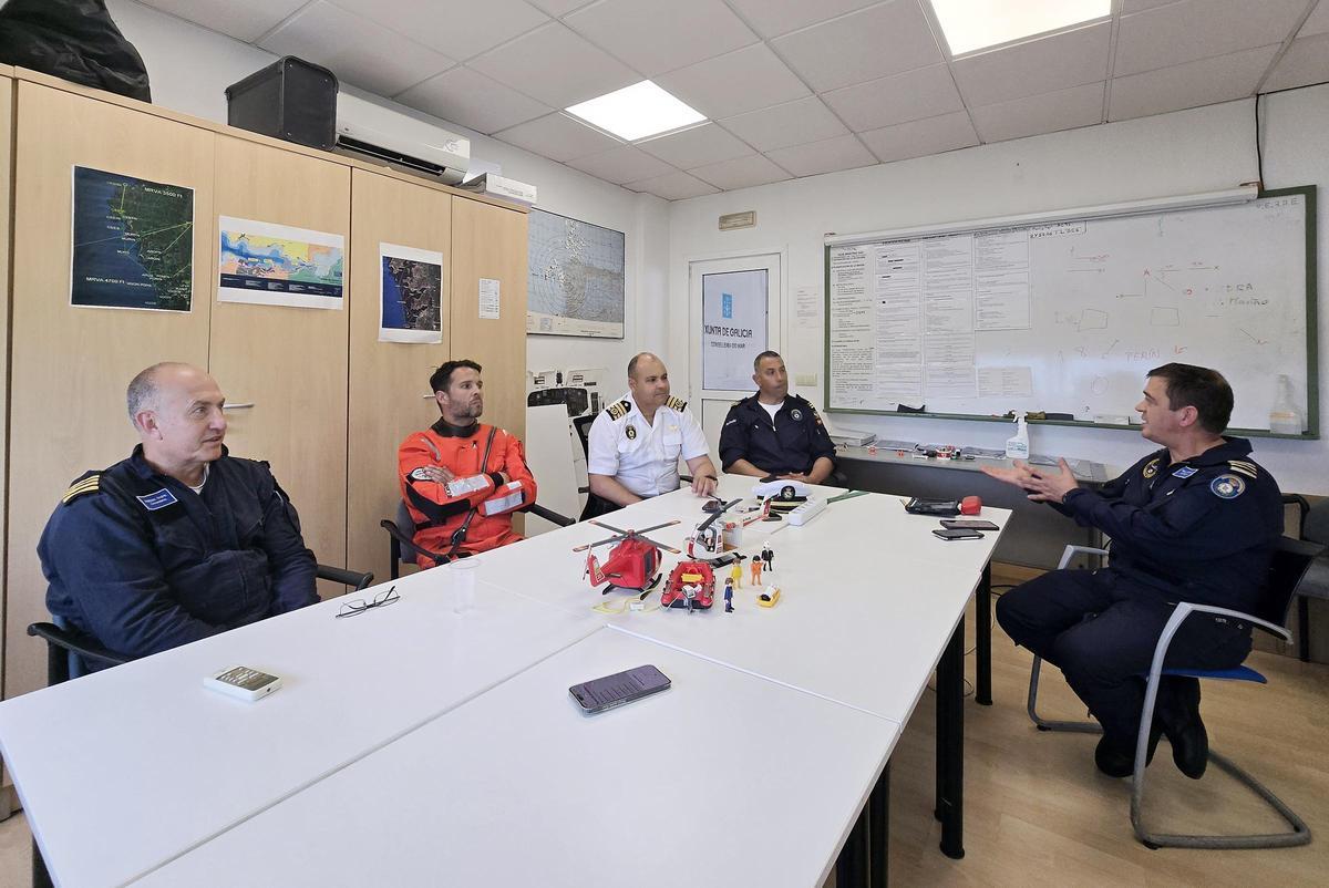 Un día en el «Pesca 1», el helicóptero de Gardacostas de Galicia