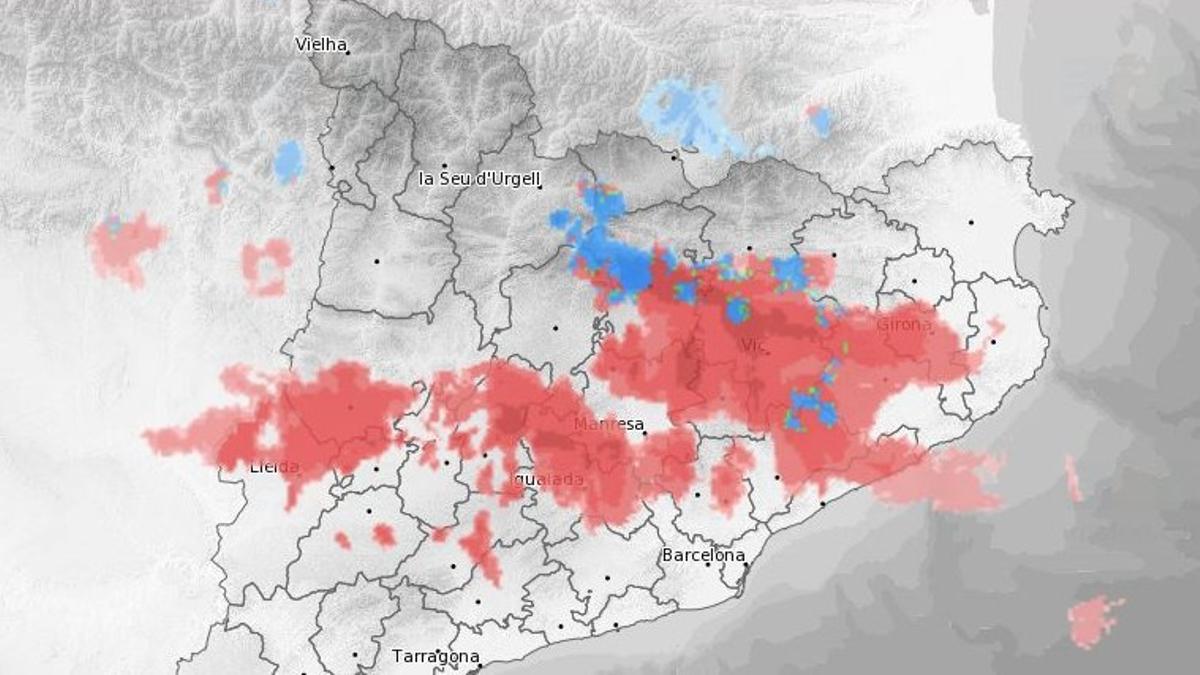 Mapa de Catalunya de las 17.36 horas de este viernes. En azul, las zonas en las que nieva y en rojo, donde llueve.