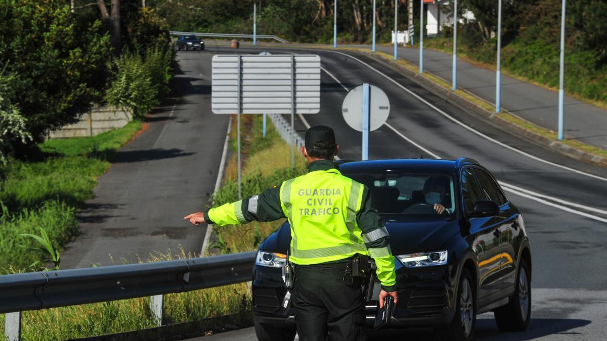 Multan con 200 euros a un conductor por su reacción dentro del coche en un control de tráfico: la Guardia Civil se pone seria