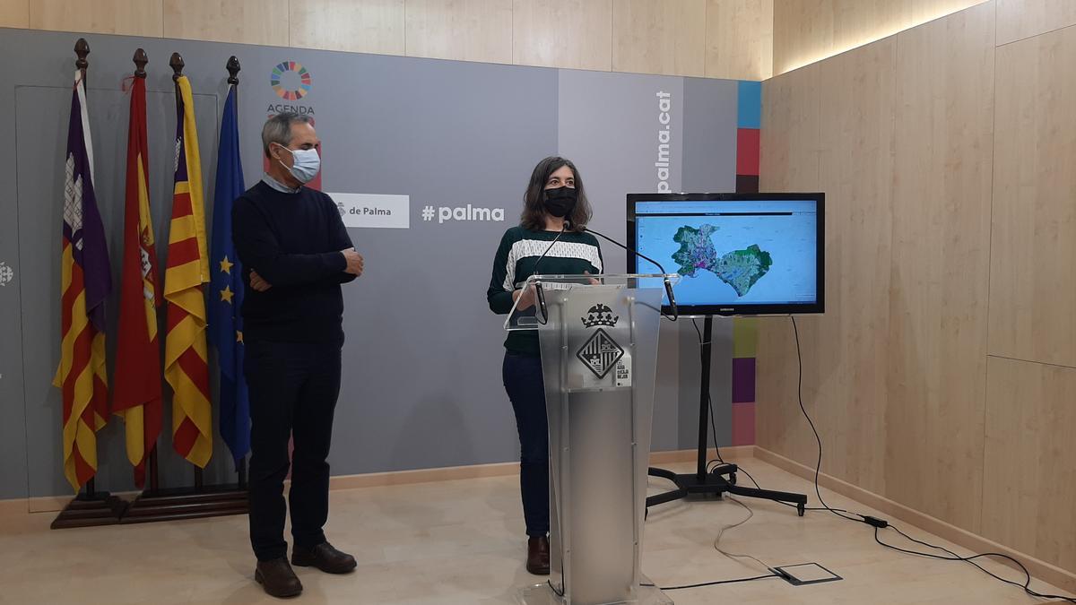 La teniente de alcalde Neus Truyol y el gerente de Urbanismo, Joan Riera, han presentado el visor urbanístico.