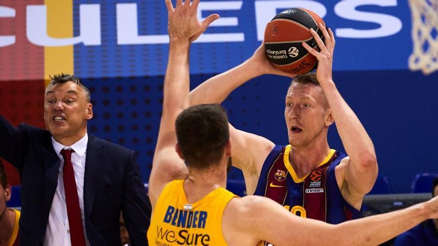 El jugador del FC Barcelona Roland Smitds juega un balón ante Drahgan Bender, del Maccabi