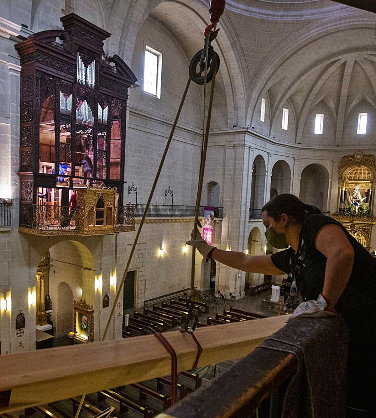 Momento en el que se sube uno de los tubos de madera. | RAFA ARJONES
