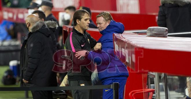 Ronald Koeman se saluda con Julen Lopetegui durante el partido de ida de Copa del Rey entre el Sevilla y el FC Barcelona disputado en el Sánchez Pizjuan.