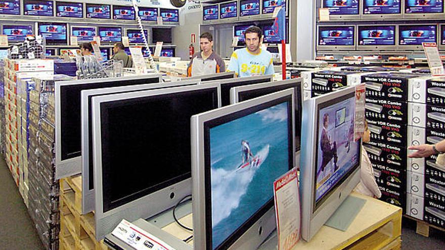 Exposición de televisores de alta gama en un centro comercial de la capital grancanaria.