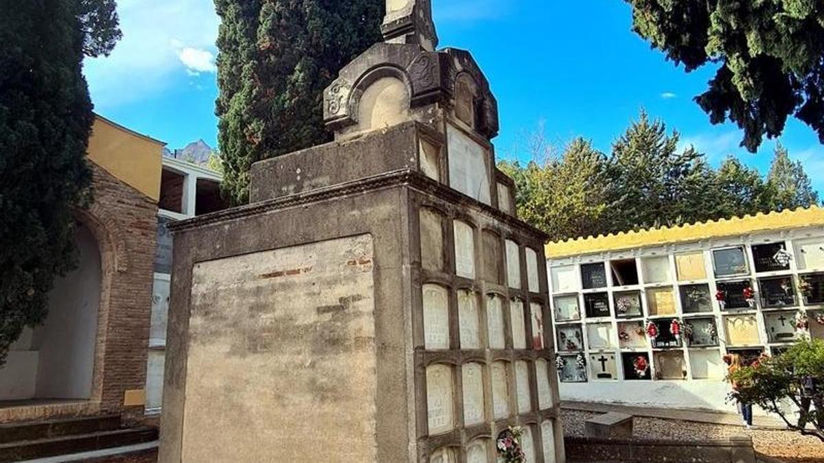 Les autoritats franquistes van erigir un monument sobre la fossa comuna