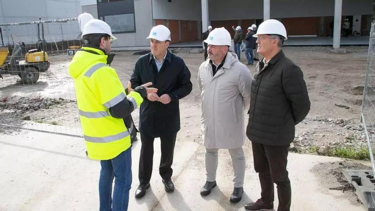 De izquierda a derecha, Calvelo, Formoso, Rioboo y Barca, en las obras del parque comarcal.