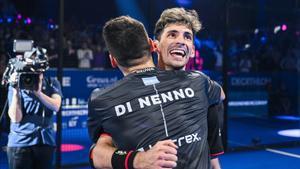 Di Nenno se abraza con Stupaczuk tras la final en Amsterdam