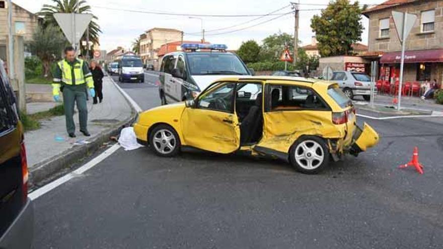 Estado en el que quedó el vehículo del fallecido ayer en Vigo y, al lado, el cadáver del joven. / Nick