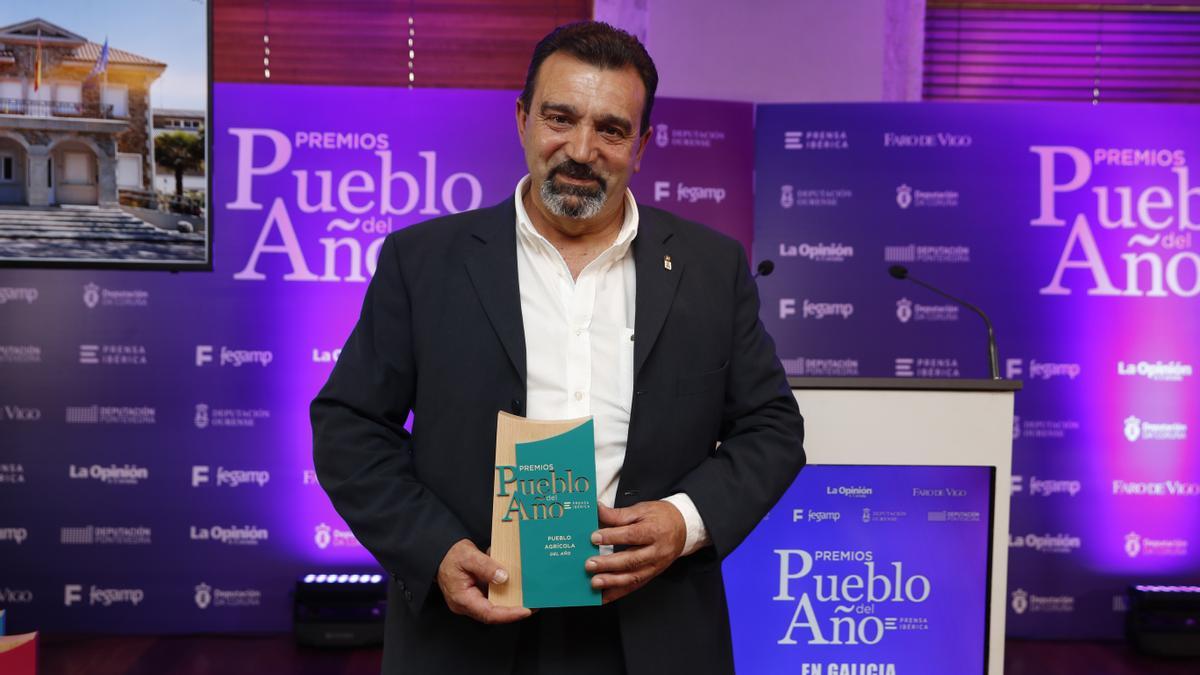 El alcalde de Mesía, Mariano Iglesias, recoge el galardón durante la gala de entrega de premios.
